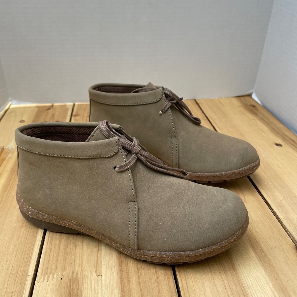 b.o.c. Women's Taupe Chukka Boots in new condition
